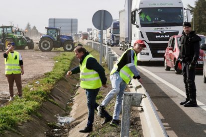 Los agricultores leoneses cortan la N-120 a la altura de Villadangos del Páramo. -ICAL