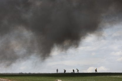 Incendio en el desguace en Carbonera de Frentes, en Soria. -ICAL