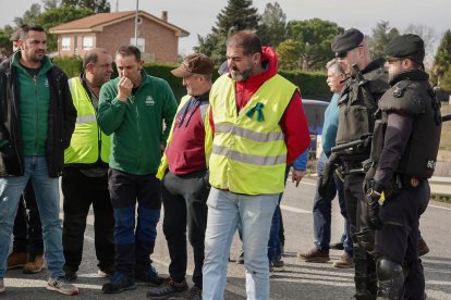 Los agricultores leoneses cortan la N-120 a la altura de Villadangos del Páramo. -ICAL
