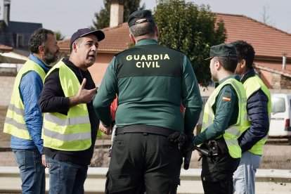 Los agricultores leoneses cortan la N-120 a la altura de Villadangos del Páramo. -ICAL