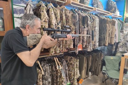El armero José Luis Varona probando un rifle con un visor nocturno, con los que ahora se podrán cazar jabalíes.-E. M.