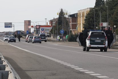 Los agricultores leoneses cortan la N-120 a la altura de Villadangos del Páramo. -ICAL