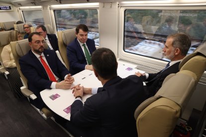 Adrián Barbón, Alfonso Fernández Mañueco, el Rey Felipe VI y Pedro Sánchez.-E. M.