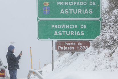 Nieve en Arbas del Puerto (León).-ICAL