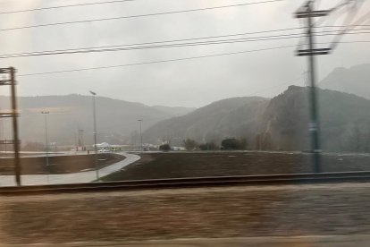 Entrada del tren a la variante en La Pola de Gordón, en León. -E.M.