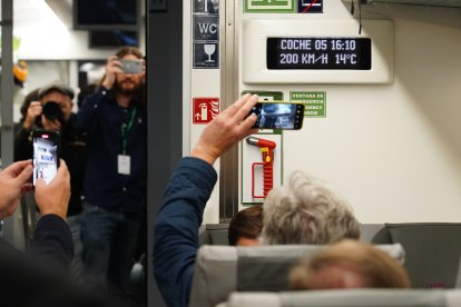 El tren a 200 kilómetros por hora, que superó hasta los 201km/h., en el túnel de la Variante de Pajares.-ICAL