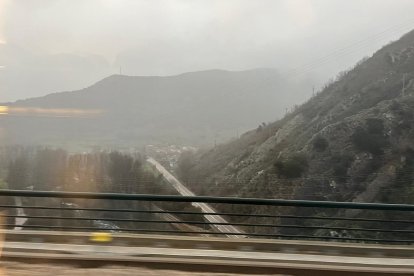 Entrada del tren a la variante en La Pola de Gordón, en León. -E.M.