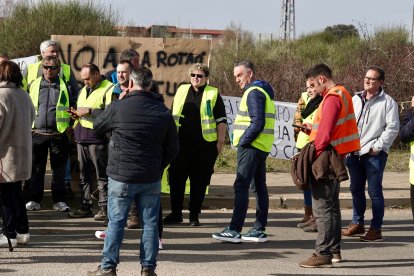 Agricultores de la provincia de León se concentran en el polígono industrial de Villadangos del Páramo. -ICAL