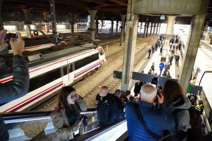 Llegada a Oviedo tras completarse el primer recorrido de la alta velocidad por la Variante de Pajares. -ICAL