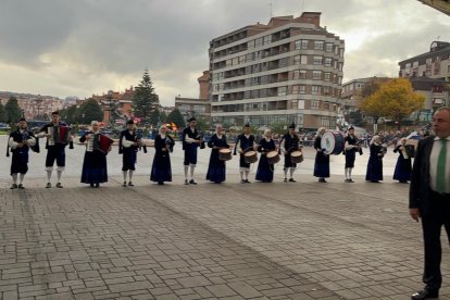 Recibimiento en Oviedo tras completarse el primer recorrido de la alta velocidad por la Variante de Pajares. -E.M.