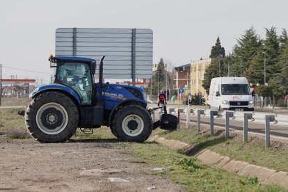Agricultores de la provincia de León se concentran en el polígono industrial de Villadangos del Páramo. -ICAL