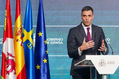 Comparecencia del presidente del Gobierno de España, Pedro Sánchez, tras la llegada del tren que inaugura la variante de Pajares de la Línea de Alta Velocidad Madrid-Asturias con la presencia del rey Felipe VI, acompañado del ministro de Transportes y Movilidad Sostenible, Óscar Puente, y los presidentes de Asturias y Castilla y León, Adrián Barbón y Alfonso Fernández Mañueco, entre otras autoridades. -ICAL