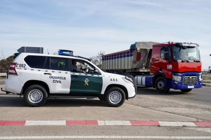 Agricultores de la provincia de León se concentran en el polígono industrial de Villadangos del Páramo. -ICAL