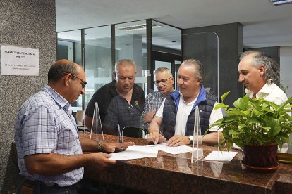 Los representantes de Asaja, UPA-Coag y UCCL registran un documento con sus peticiones en la Delegación del Gobierno. ICAL