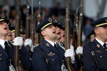 Festividad de la Virgen de Loreto, patrona del Ejército del Aire y del Espacio, presididos por el coronel director Ignacio de Dompablo Ferrándiz.- ICAL