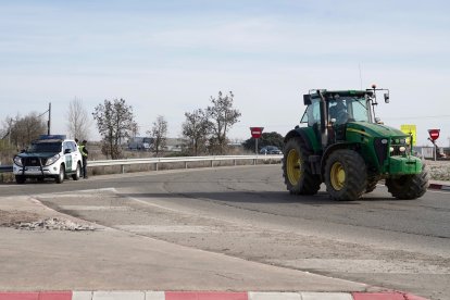 Agricultores de la provincia de León se concentran en el polígono industrial de Villadangos del Páramo. -ICAL