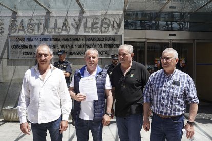Los representantes de Asaja, UPA-Coag y UCCL registran un documento con sus peticiones en la Consejería de Agricultura, Ganadería y Desarrollo Rural. De izquierda a derecha, Jesús Manuel González Palacín (UCCL); Donaciano Dujo (Asaja); Aurelio González (UPA) y Lorenzo Rivera (Coag). ICAL