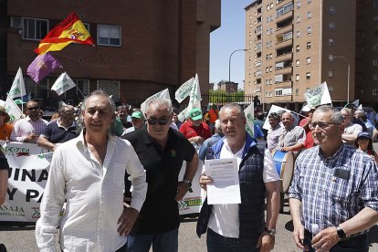 Los representantes de Asaja, UPA-Coag y UCCL registran un documento con sus peticiones en la Consejería de Agricultura, Ganadería y Desarrollo Rural. ICAL