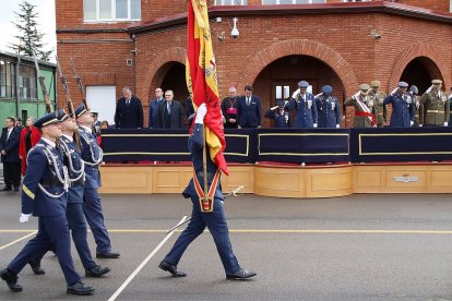 El Presidente de las Cortes, Carlos Pollán; el consejero de Medio Ambiente, Juan Carlos Suárez Quiñones; el alcalde de León, José Antonio Díez y el obispo Luis Ángel de las Heras asisten a los actos de celebración de la festividad de la Virgen de Loreto, patrona del Ejército del Aire y del Espacio, presididos por el coronel director Ignacio de Dompablo Ferrándiz.- ICAL