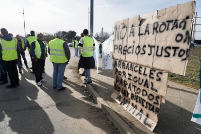 Agricultores de la provincia de León se concentran en el polígono industrial de Villadangos del Páramo. -ICAL