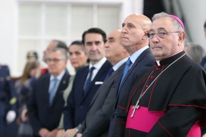 El Presidente de las Cortes, Carlos Pollán; el consejero de Medio Ambiente, Juan Carlos Suárez Quiñones; el alcalde de León, José Antonio Díez y el obispo Luis Ángel de las Heras asisten a los actos de celebración de la festividad de la Virgen de Loreto, patrona del Ejército del Aire y del Espacio, presididos por el coronel director Ignacio de Dompablo Ferrándiz.- ICAL