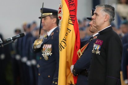 El Presidente de las Cortes, Carlos Pollán; el consejero de Medio Ambiente, Juan Carlos Suárez Quiñones; el alcalde de León, José Antonio Díez y el obispo Luis Ángel de las Heras asisten a los actos de celebración de la festividad de la Virgen de Loreto, patrona del Ejército del Aire y del Espacio, presididos por el coronel director Ignacio de Dompablo Ferrándiz.- ICAL