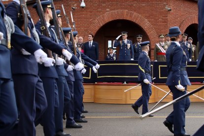Festividad de la Virgen de Loreto, patrona del Ejército del Aire y del Espacio, presididos por el coronel director Ignacio de Dompablo Ferrándiz.- ICAL