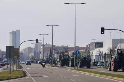 Columna de tractores en Valladolid. -ICAL