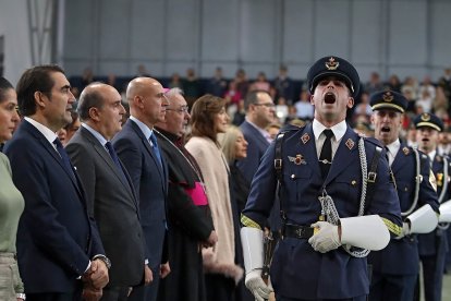El Presidente de las Cortes, Carlos Pollán; el consejero de Medio Ambiente, Juan Carlos Suárez Quiñones; el alcalde de León, José Antonio Díez y el obispo Luis Ángel de las Heras asisten a los actos de celebración de la festividad de la Virgen de Loreto, patrona del Ejército del Aire y del Espacio, presididos por el coronel director Ignacio de Dompablo Ferrándiz.- ICAL