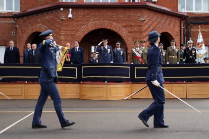 El Presidente de las Cortes, Carlos Pollán; el consejero de Medio Ambiente, Juan Carlos Suárez Quiñones; el alcalde de León, José Antonio Díez y el obispo Luis Ángel de las Heras asisten a los actos de celebración de la festividad de la Virgen de Loreto, patrona del Ejército del Aire y del Espacio, presididos por el coronel director Ignacio de Dompablo Ferrándiz.- ICAL