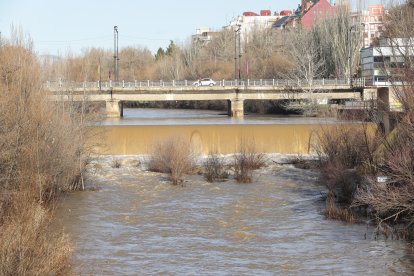 Crecida del río Bernesga a su paso por la capital leonesa. -ICAL