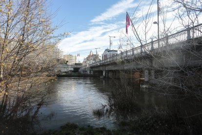 Crecida del río Bernesga a su paso por la capital leonesa. -ICAL