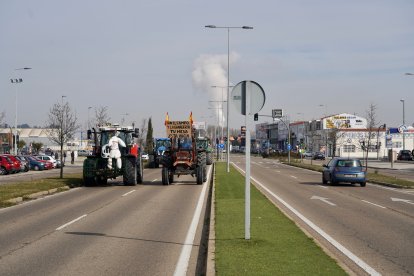 Columna de tractores en Valladolid. -ICAL