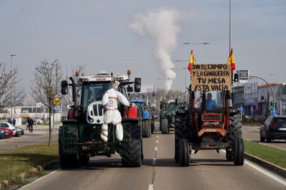 Columna de tractores en Valladolid. -ICAL