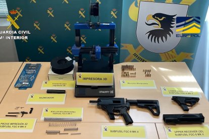 La Guardia Civil incauta más de 80 armas de fuego, de guerra e impresión 3D en una operación internacional. -GUARDIA CIVIL