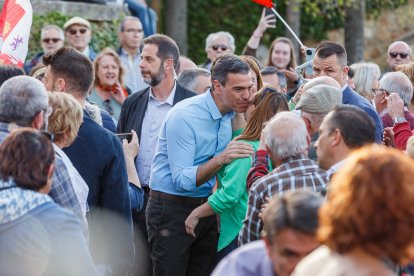 El secretario general del PSOE, Pedro Sánchez, junto al líder autonómico de los socialistas, Luis Tudanca, participa en el acto público de apoyo a Clara Martín para revalidar la Alcaldía de Segovia.- ICAL