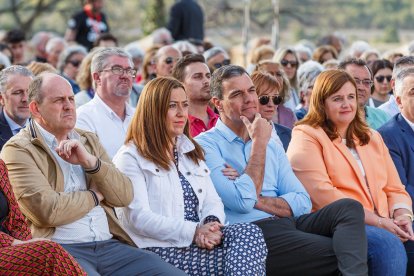 El secretario general del PSOE, Pedro Sánchez, junto al líder autonómico de los socialistas, Luis Tudanca, participa en el acto público de apoyo a Clara Martín para revalidar la Alcaldía de Segovia.- ICAL