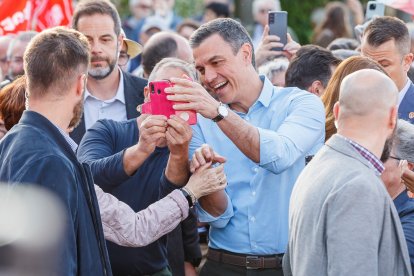 El secretario general del PSOE, Pedro Sánchez, junto al líder autonómico de los socialistas, Luis Tudanca, participa en el acto público de apoyo a Clara Martín para revalidar la Alcaldía de Segovia.- ICAL