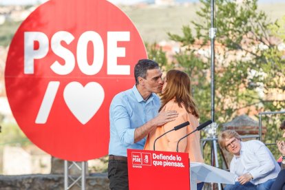 El secretario general del PSOE, Pedro Sánchez, junto al líder autonómico de los socialistas, Luis Tudanca, participa en el acto público de apoyo a Clara Martín para revalidar la Alcaldía de Segovia.- ICAL
