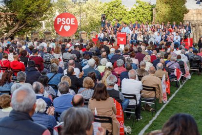 El secretario general del PSOE, Pedro Sánchez, junto al líder autonómico de los socialistas, Luis Tudanca, participa en el acto público de apoyo a Clara Martín para revalidar la Alcaldía de Segovia.- ICAL