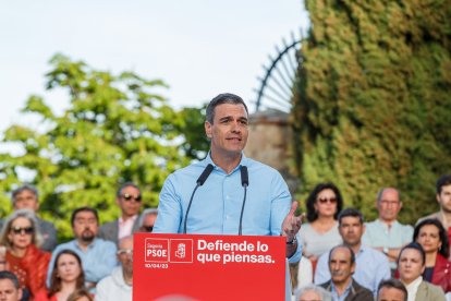 El secretario general del PSOE, Pedro Sánchez, junto al líder autonómico de los socialistas, Luis Tudanca, participa en el acto público de apoyo a Clara Martín para revalidar la Alcaldía de Segovia.- ICAL