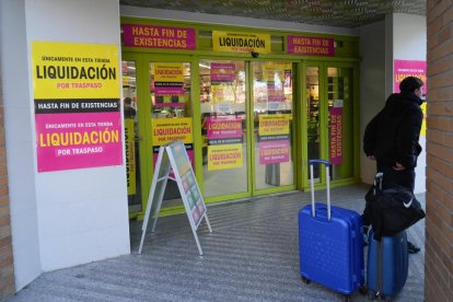 Supermercado de La Plaza de DIA en liquidación ante la llegada de Alcampo.-J. M. LOSTAU