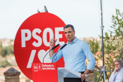 El secretario general del PSOE, Pedro Sánchez, junto al líder autonómico de los socialistas, Luis Tudanca, participa en el acto público de apoyo a Clara Martín para revalidar la Alcaldía de Segovia.- ICAL