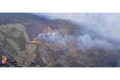Cuatro helicópteros trabajan para atajar el incendio de Candelario (Salamanca) - JCYL