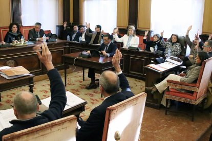 Pleno extraordinario sobre el viaje del alcalde de León a Catar.- ICAL