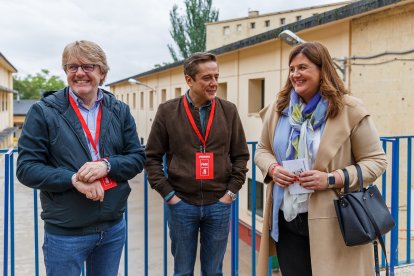 La alcaldesa y candidata del PSOE a la Alcaldía de Segovia, Clara Martín, ejerce su derecho a voto.- ICAL
