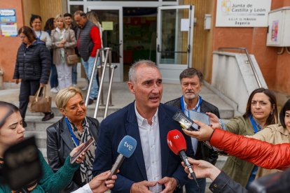 El candidato del PP a la Alcaldía de Segovia, José Mazarías, ejerce su derecho a voto.- ICAL