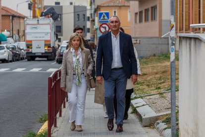 El candidato del PP a la Alcaldía de Segovia, José Mazarías, ejerce su derecho a voto.- ICAL