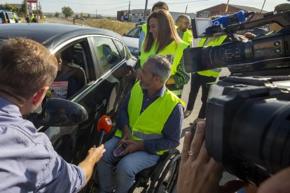 La delegada del Gobierno en Castilla y León, Virginia Barcones, acompañada por el subdelegado en Ávila, Fernando Galeano, y el presidente de ASPAYM Castilla y León, Ángel de Propios presenta la campaña de control especial de tráfico.- ICAL
