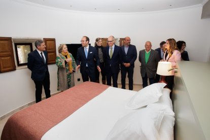 El presidente de Paradores de Turismo, Pedro Saura, el presidente de la Diputación de Salamanca, Javier Iglesias, la subdelegada del Gobierno en Salamanca, Encarnación Pérez, y el alcalde de Ciudad Rodrigo, Marcos Iglesias, participan a presentación de las obras del Parador Nacional de Turismo. -ICAL